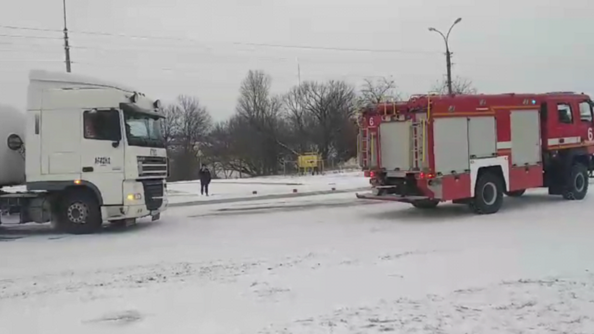 Черкаська область: у Чорнобаї рятувальники відбуксирували молоковоз, що застряг на слизькій дорозі (ВІДЕО)