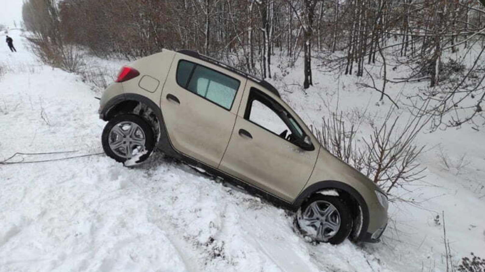 Миколаївська область: рятувальники Очаківського та Доманівського районів відбуксирували транспортні засоби із засніжених ділянок доріг
