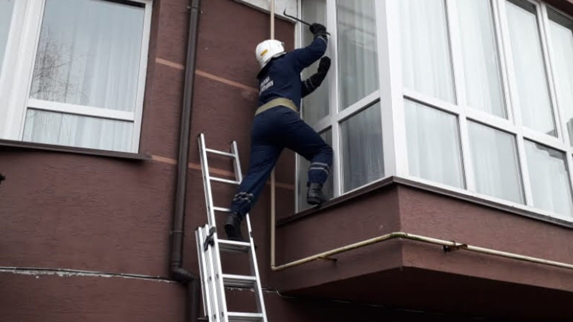 Івано-Франківська область: прикарпатські рятувальники відчинили двері квартири, де був зачинений маленький хлопчик