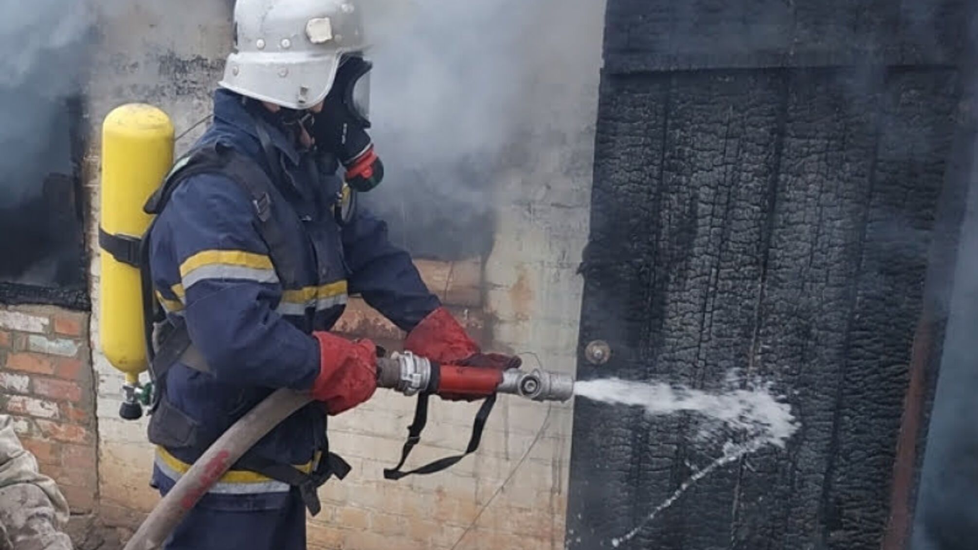 Минулої доби рятувальники Кіровоградщини приборкали 2 пожежі у житловому секторі