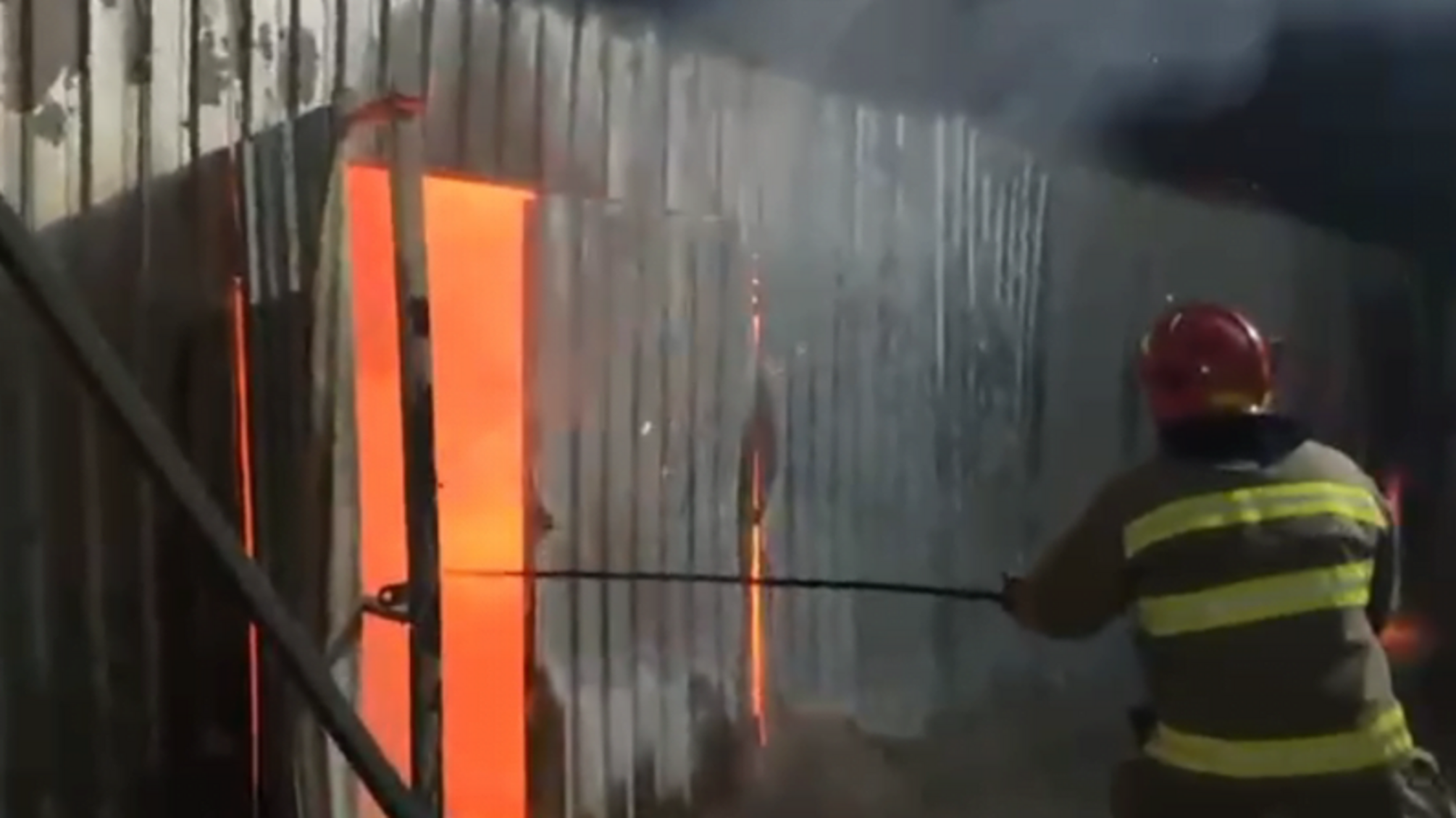 У Черкасах рятувальники ліквідували пожежу на підприємстві (ВІДЕО)