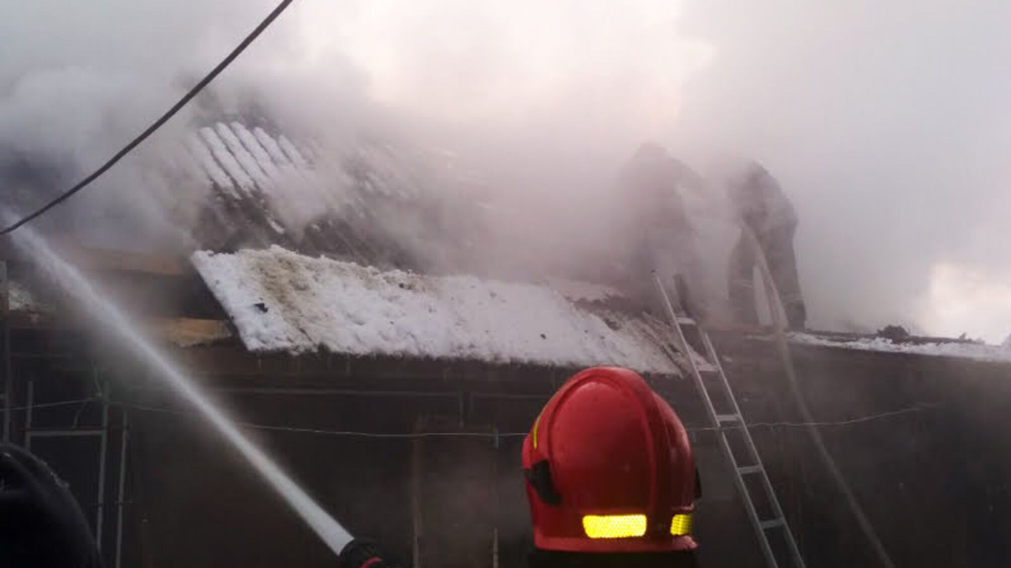 Хмельниччина: рятувальники ліквідували пожежу господарчої споруди, не допустивши перекидання вогню на сусідні будівлі