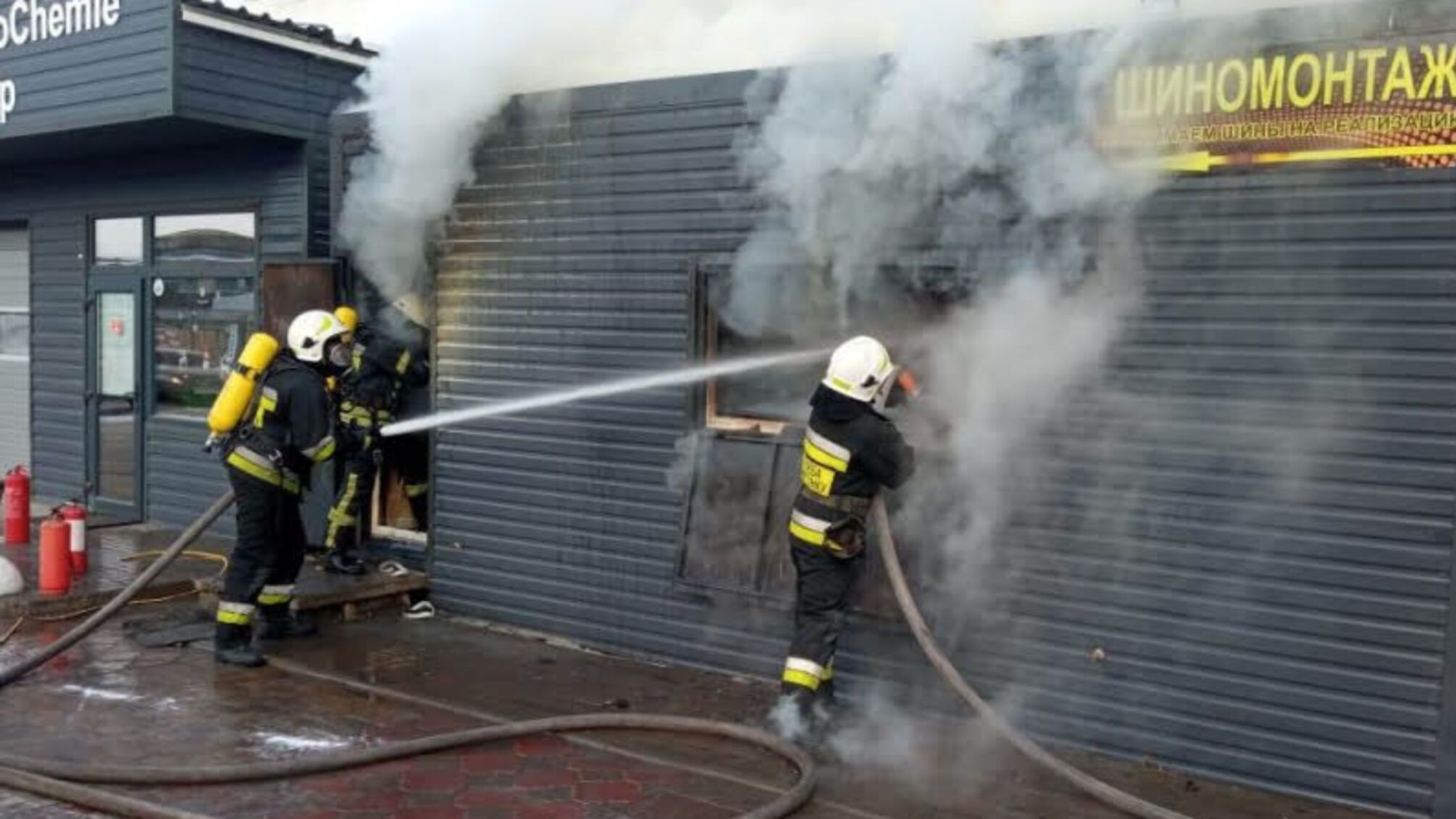 Херсонські рятувальники ліквідували загорання у господарчій споруді на території обслуговування автомобілів