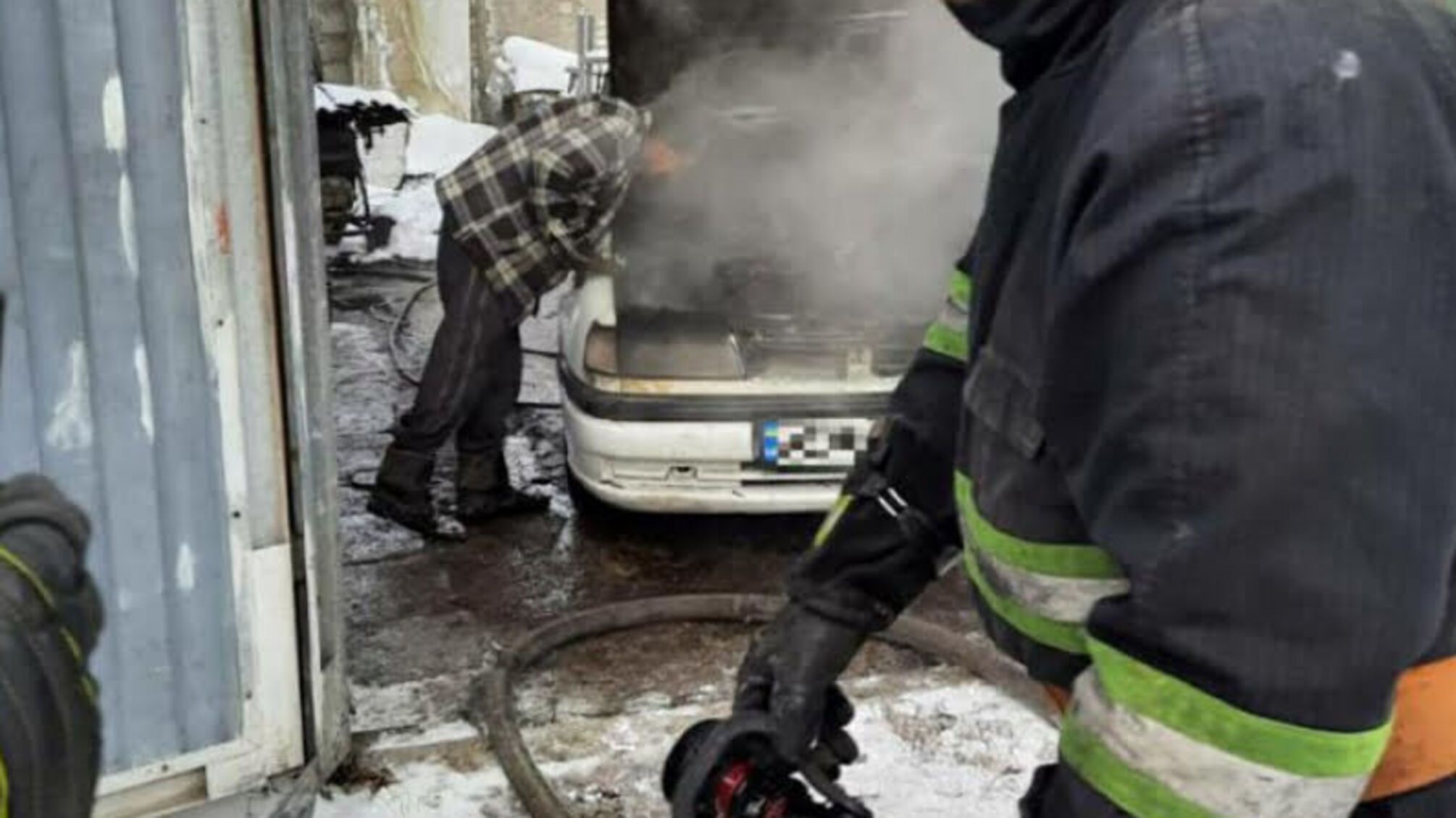 м. Дніпро: ліквідовано пожежу автомобіля на території приватного домоволодіння