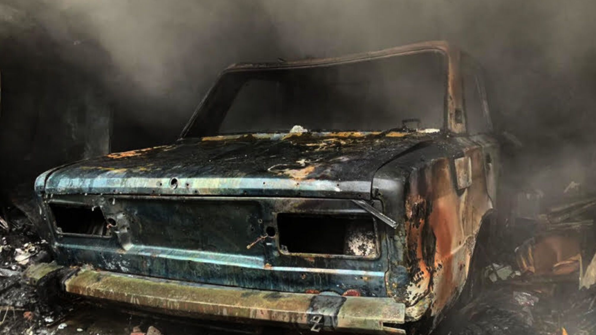 Дніпропетровська область: рятувальники ліквідували пожежу в гаражі з автомобілем всередині