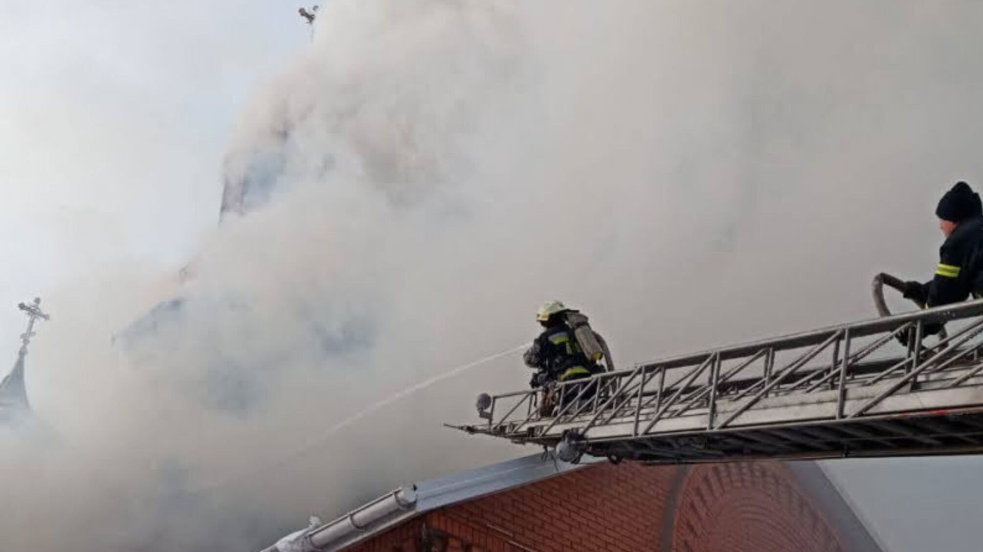 Дніпропетровська область: рятувальники ліквідовують загоряння у будівлі церкви