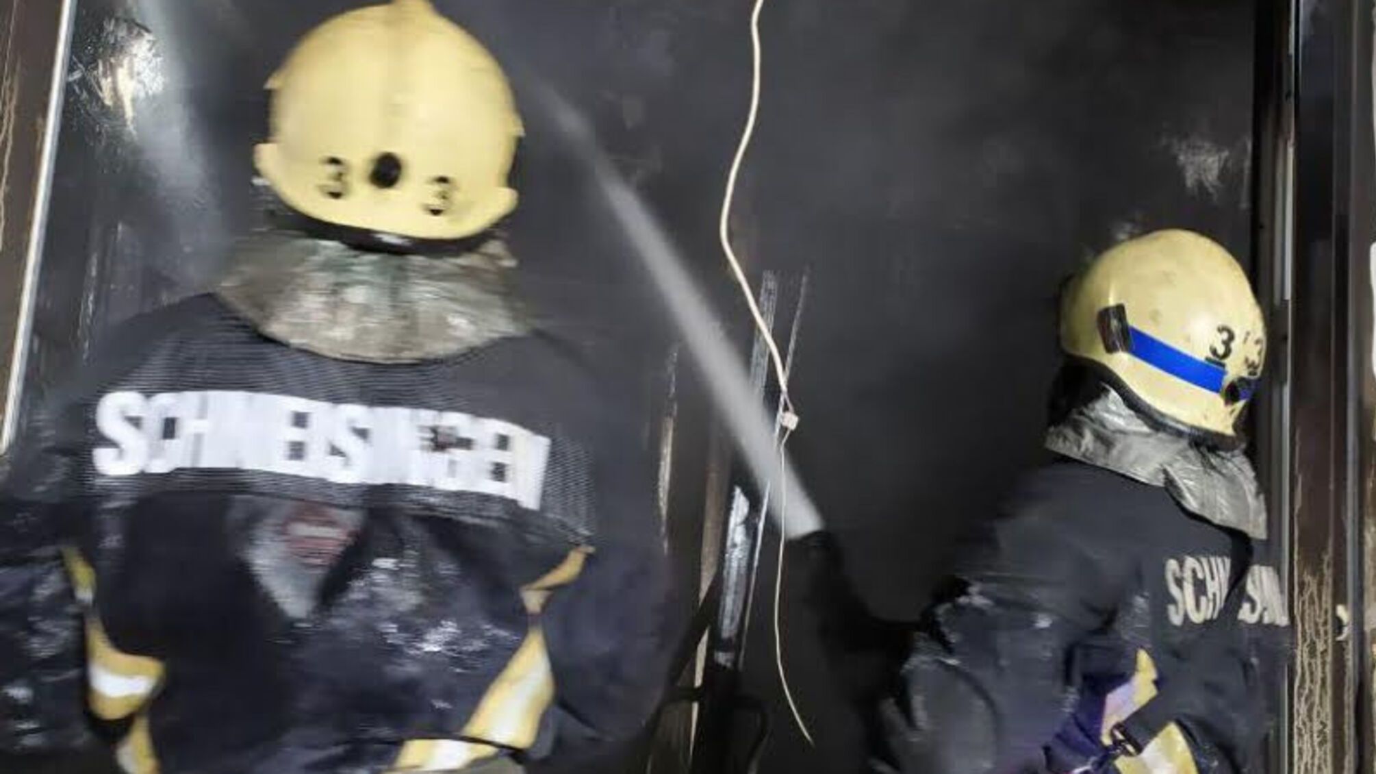 Запоріжжя: вогнеборці ліквідували пожежу у будівельному магазині (ВІДЕО)