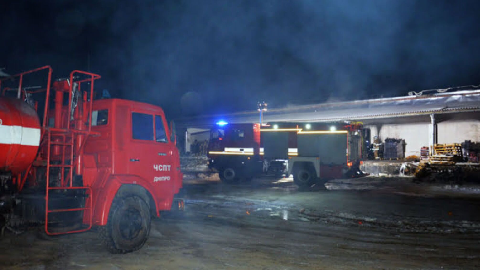 Дніпро: вогнеборці ліквідували пожежу у складській будівлі (ВІДЕО)