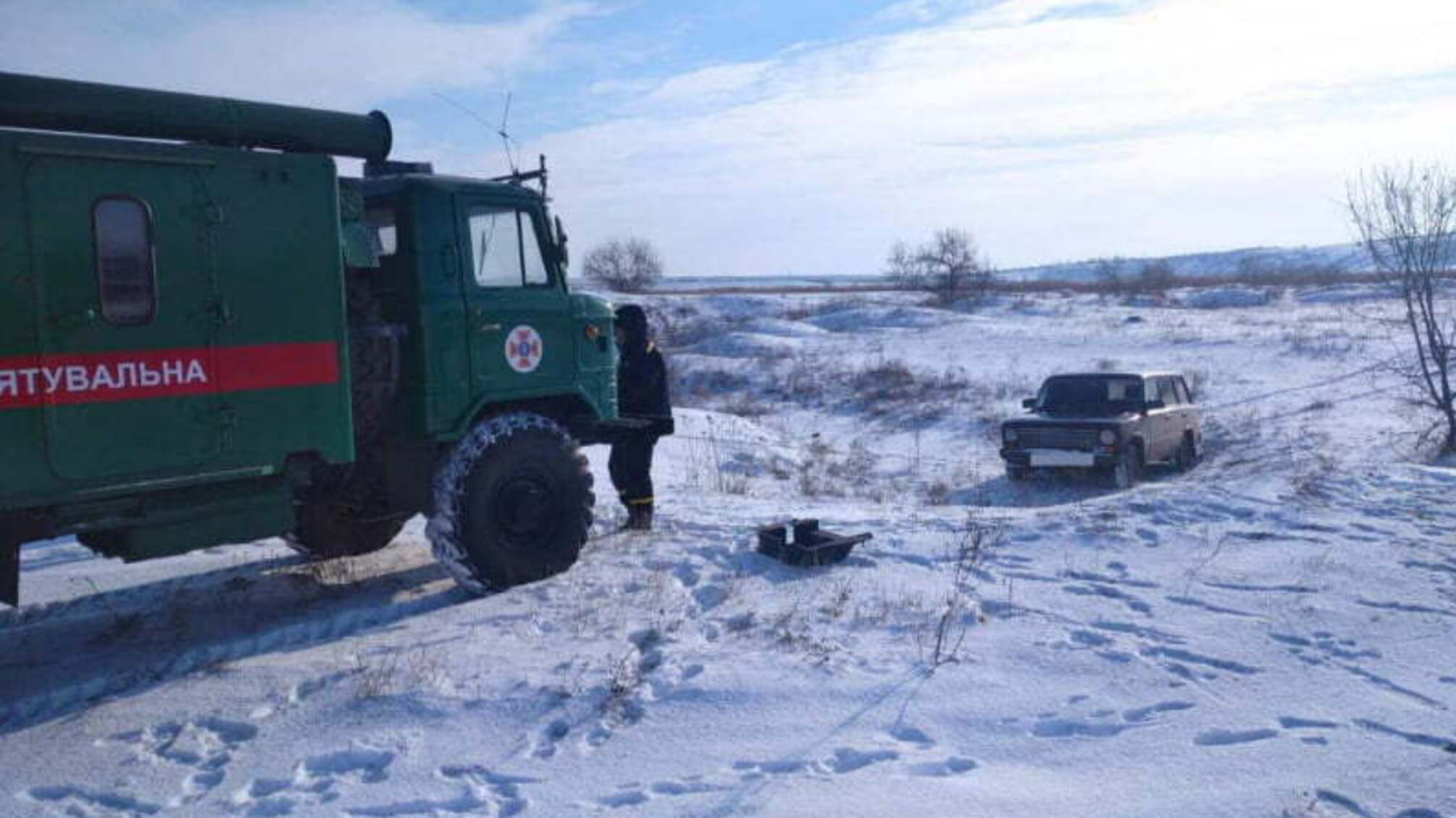 Миколаївська область: рятувальники витягли автомобіль із кювету