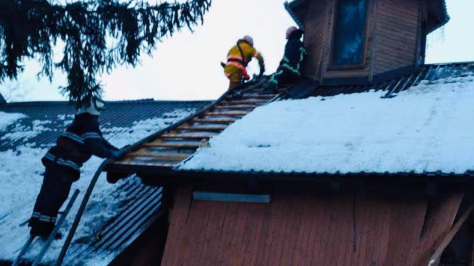 Львівська область: вогнеборці ліквідували пожежу в каплиці
