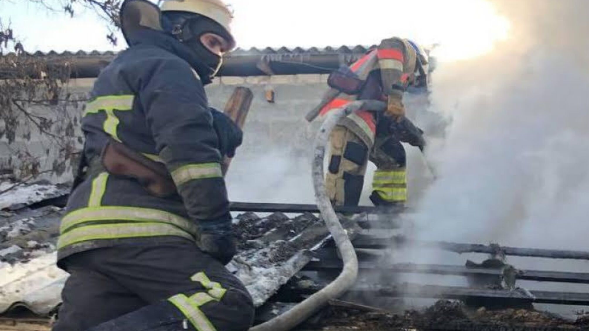 Запорізька область: вогнеборці ліквідували пожежу на території приватного домоволодіння