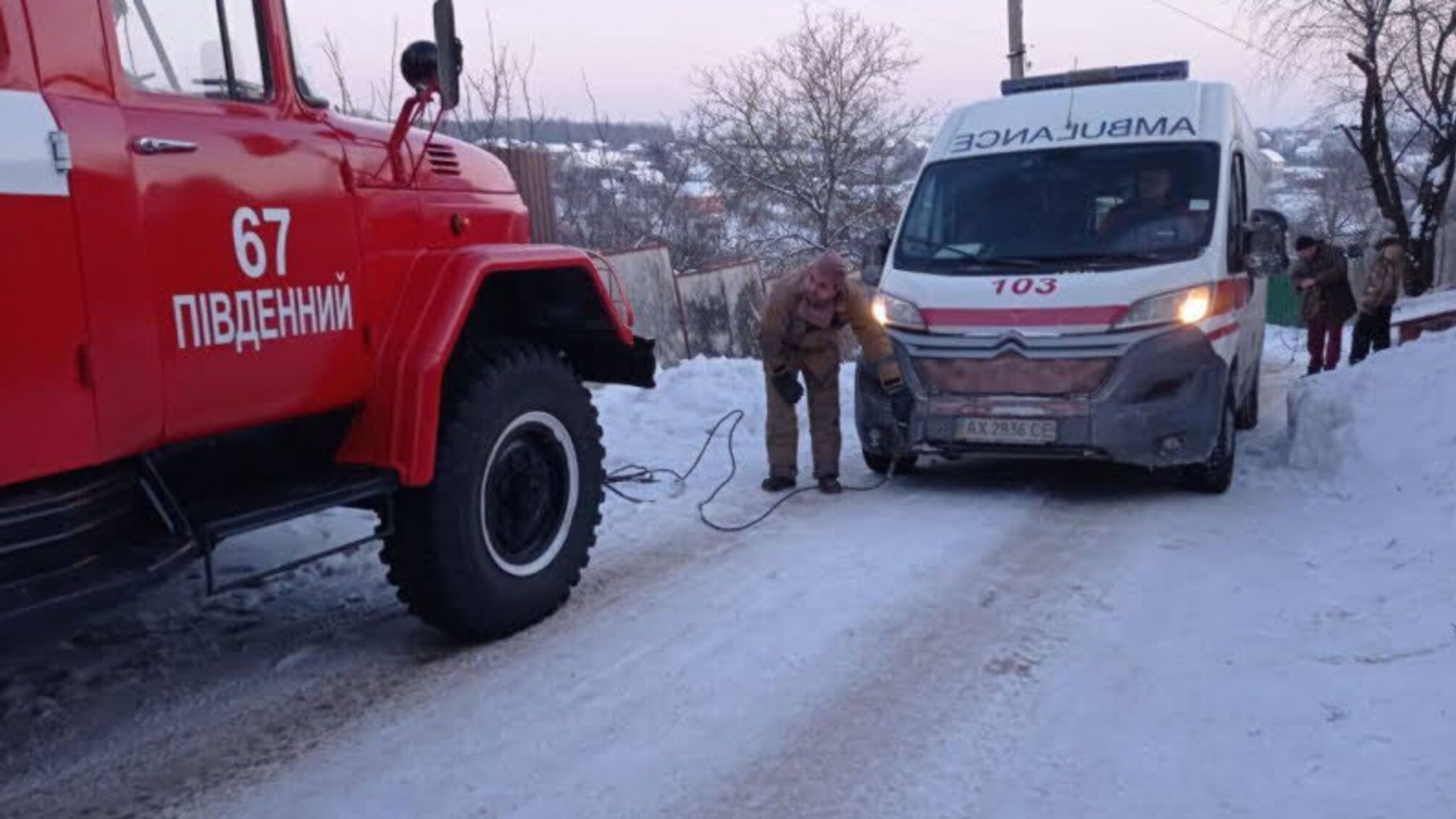 Харківська область: рятувальники допомогли витягти автомобіль швидкої зі слизького підйому