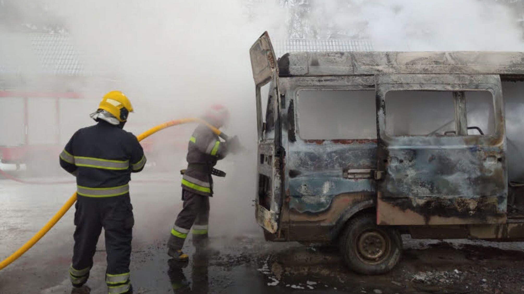 м. Чернівці: рятувальники ліквідували пожежу в автомобілі