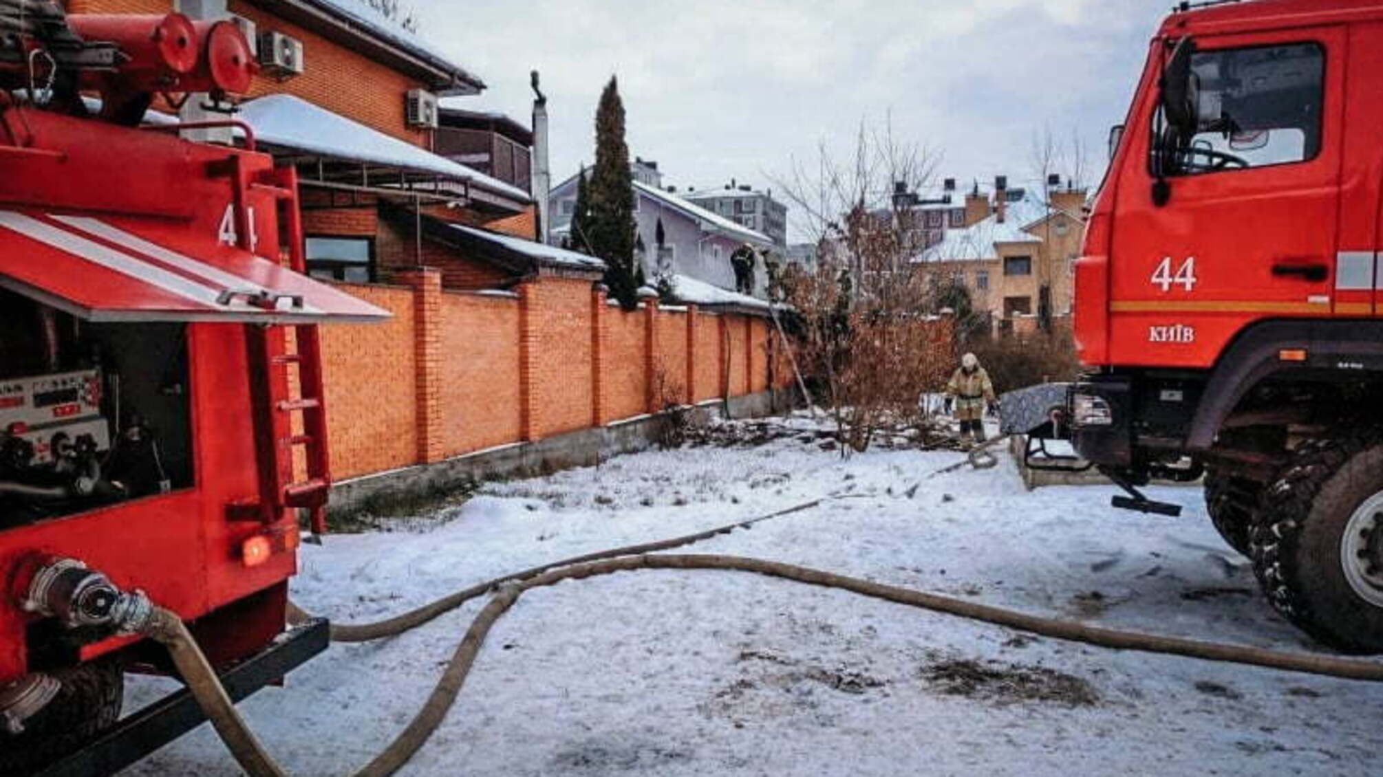 м. Київ: Вогнеборці ліквідували пожежу на території приватної садиби