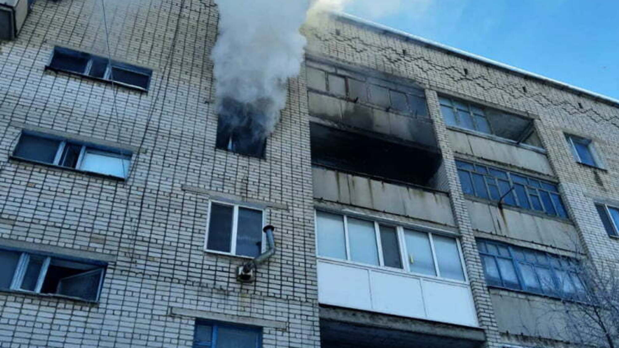 Дніпропетровська область: рятувальники дістали чоловіка з палаючої квартири