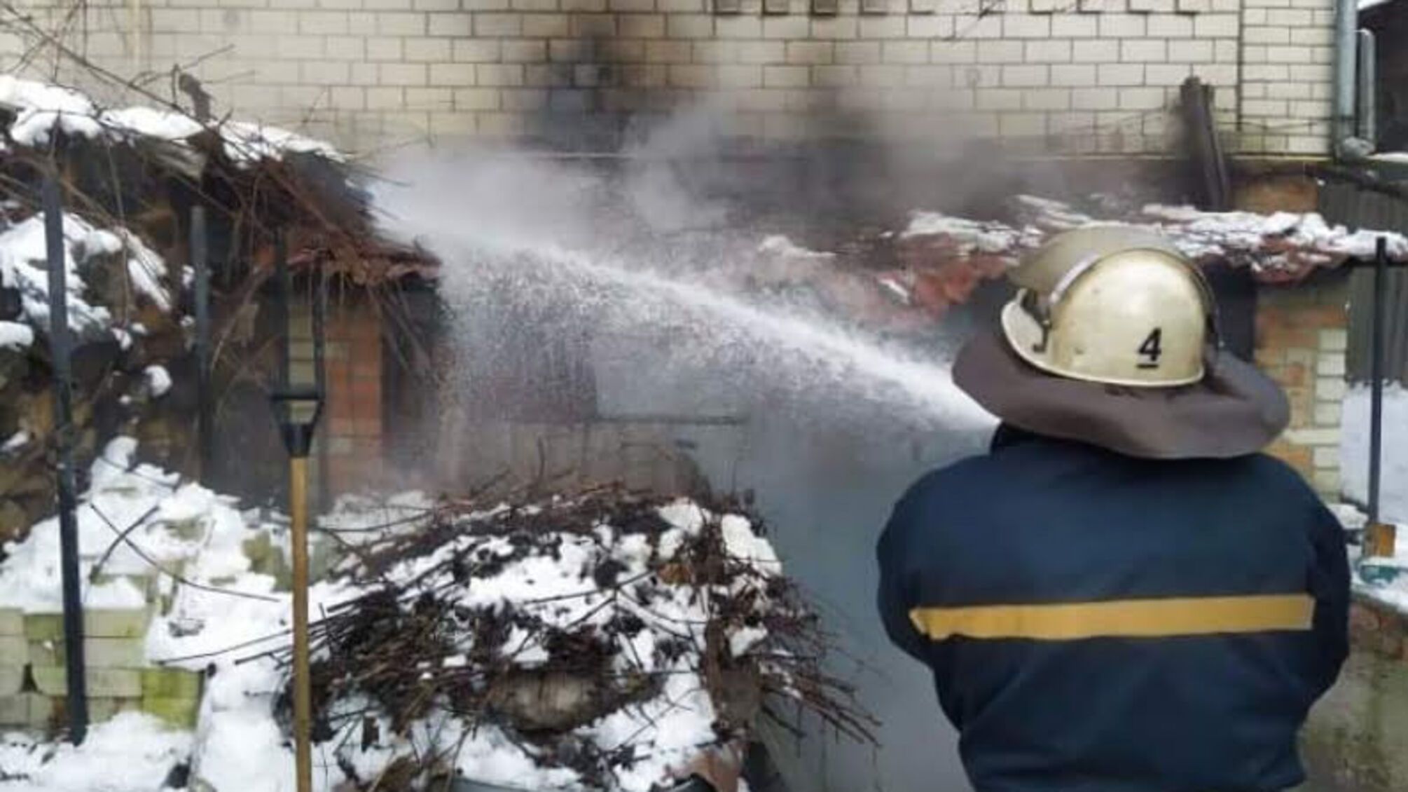 м. Вінниця: рятувальники запобігли перекиданню вогню на житловий будинок