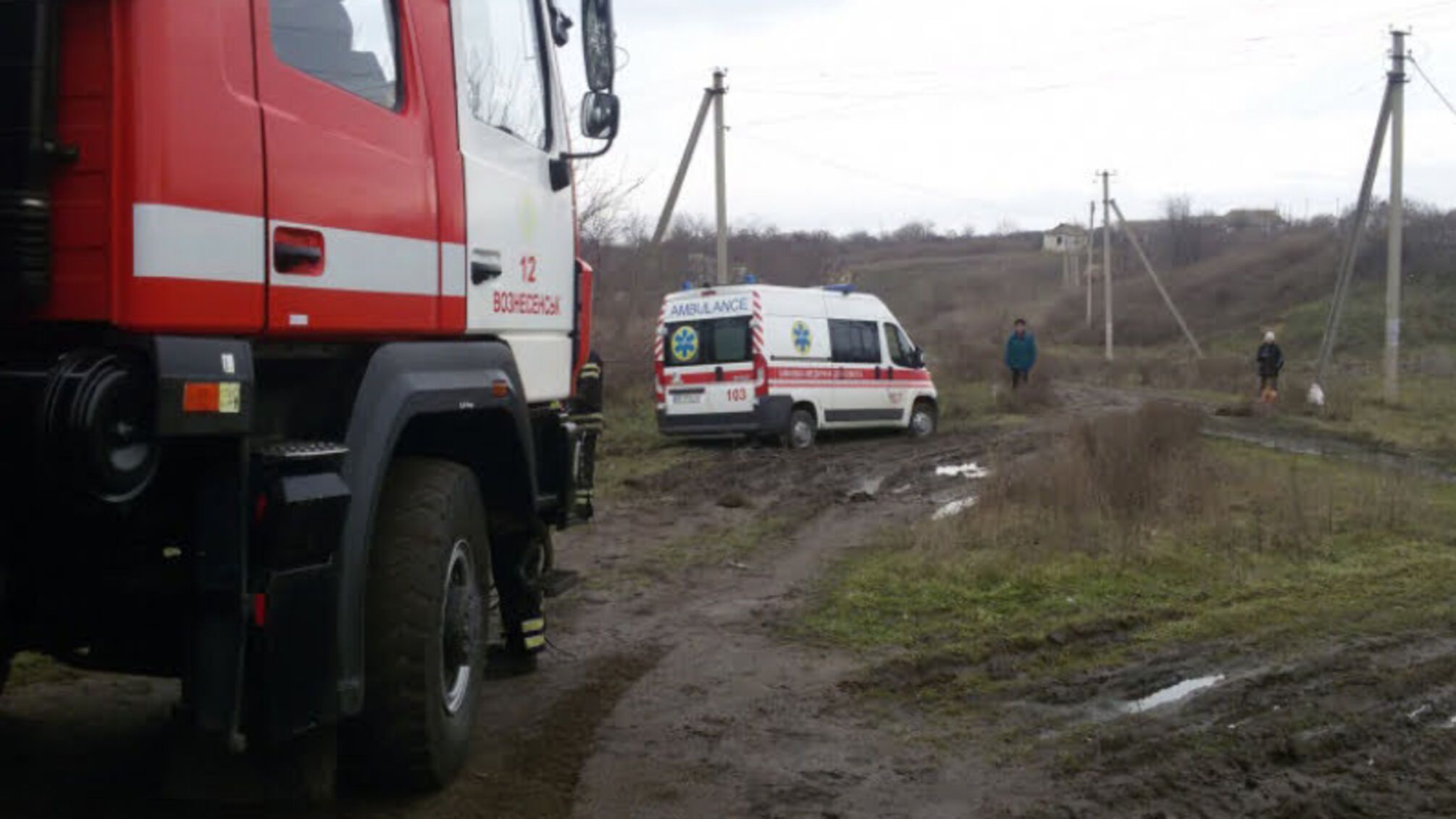 Миколаївська область: рятувальники допомогли витягти автомобіль швидкої медичної допомоги, який застряг у багнюці
