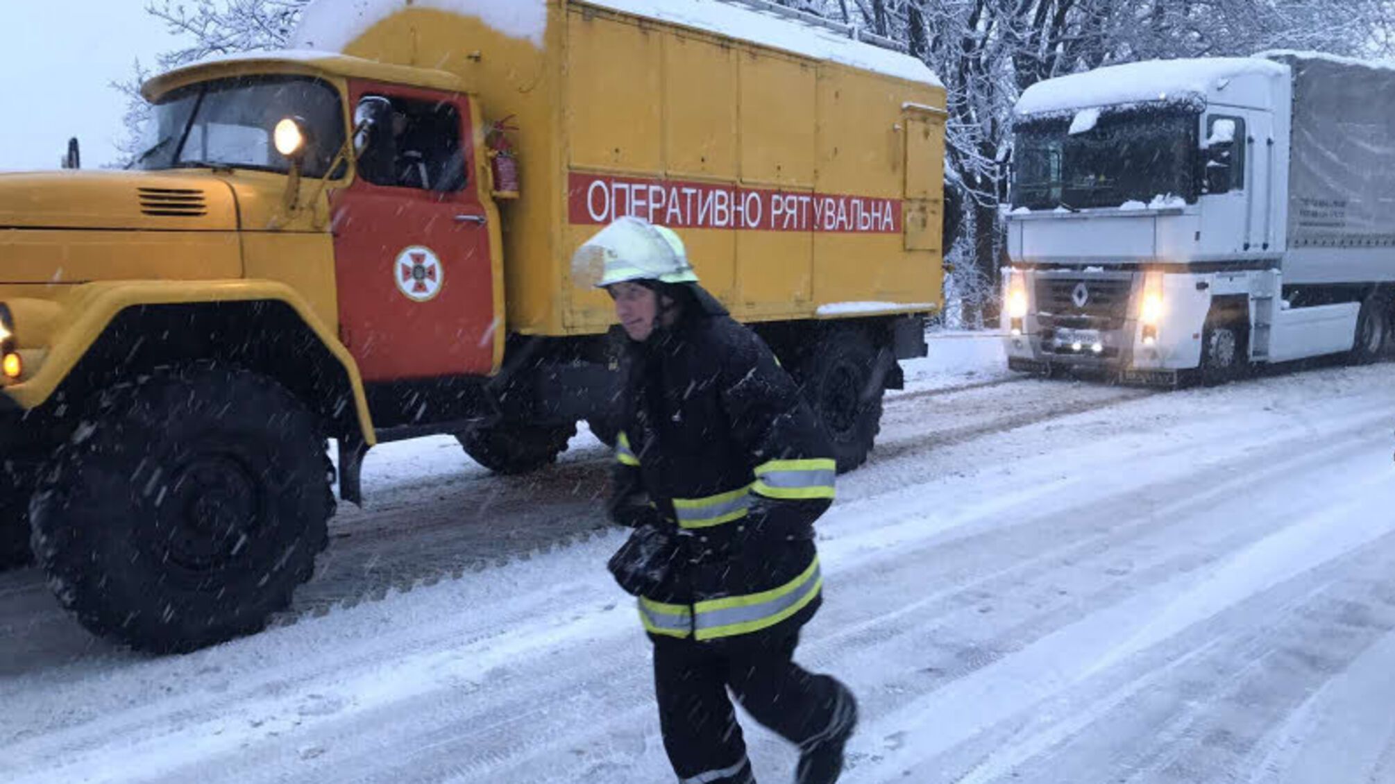 Львівська область: рятувальники 2 СЦШР ДСНС України забезпечують проїзд транспорту на автомобільній дорозі Дрогобич – Стрий