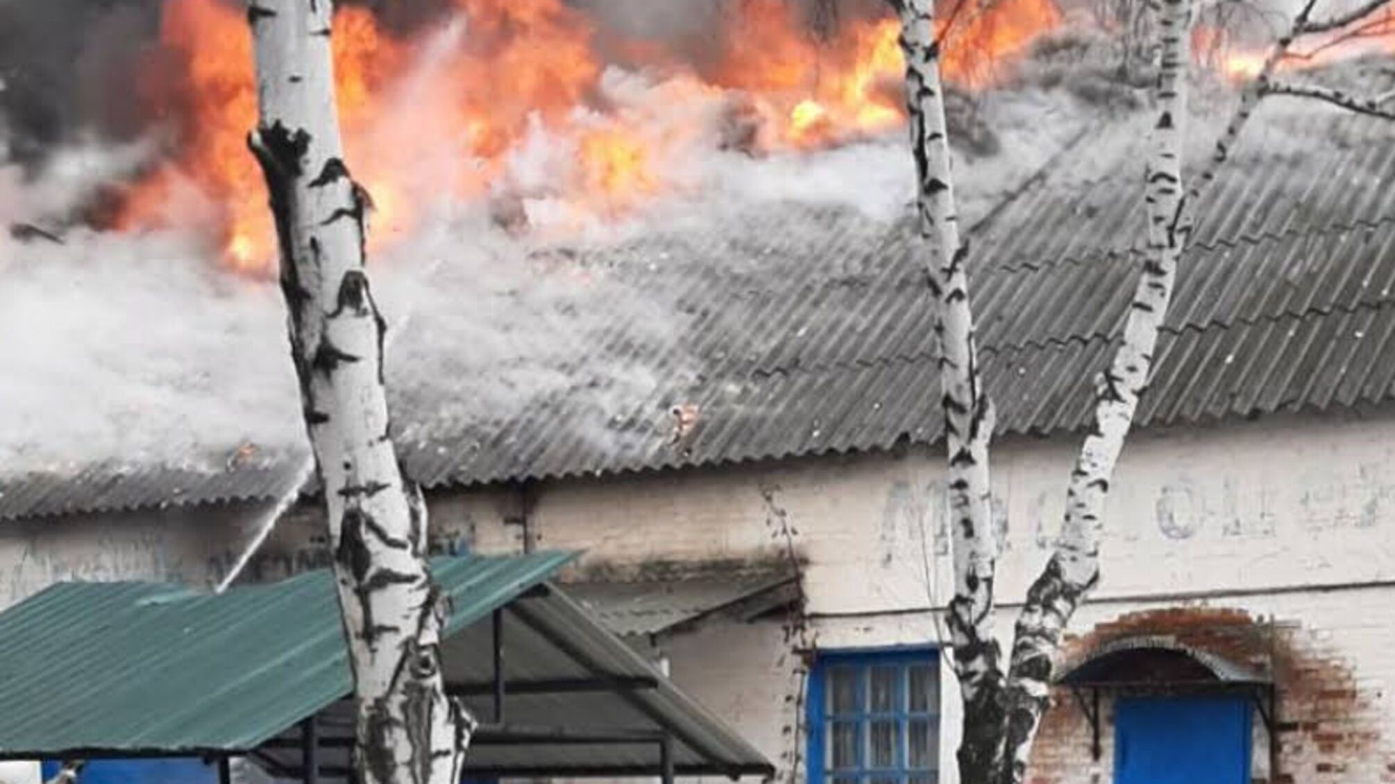 Харківська область: вогнеборці загасили пожежу у гаражі