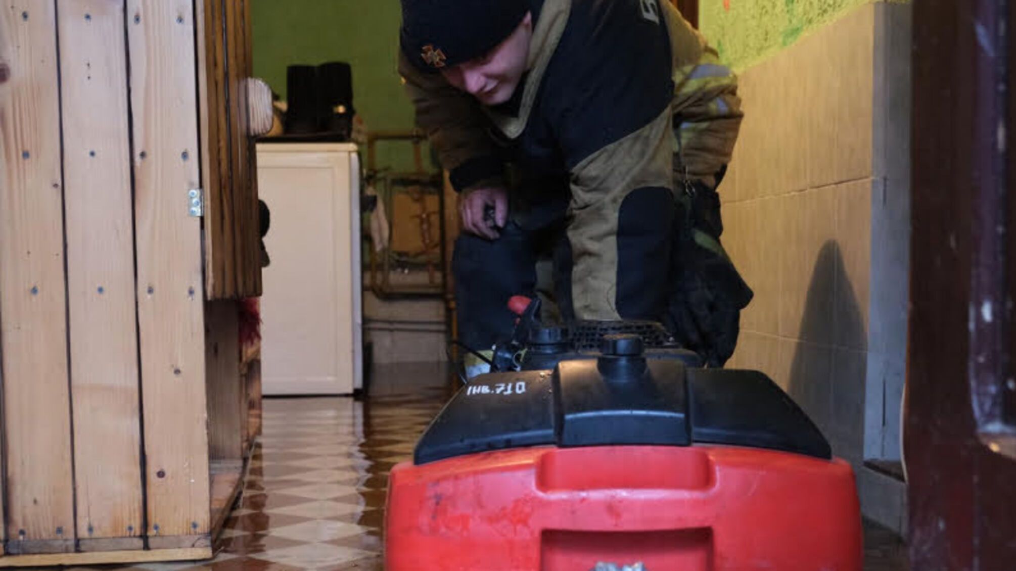 Закарпатська область: рятувальники ліквідовують наслідки підтоплень