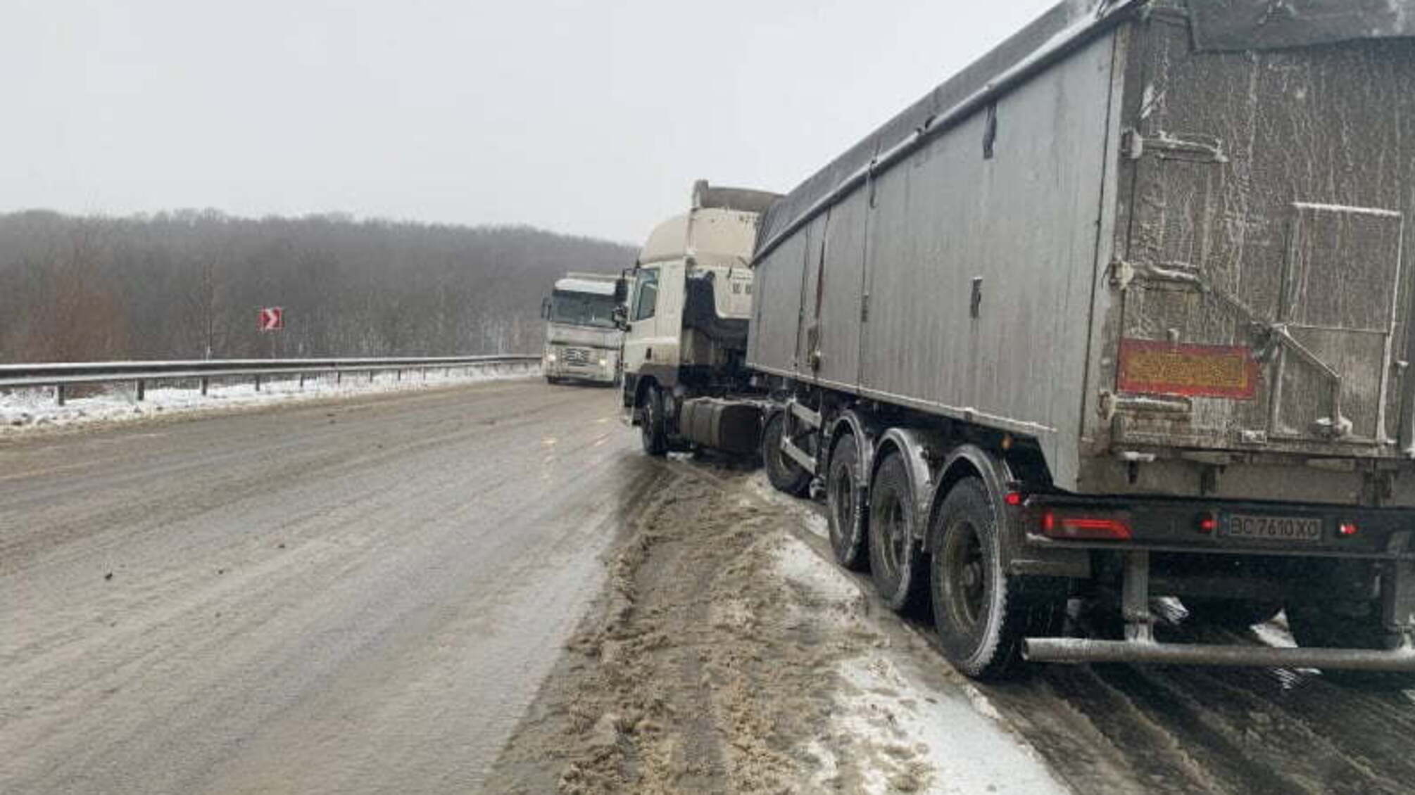 Рятувальники спільно з патрульною поліцією та службою автомобільних доріг на автодорозі Київ - Чоп допомогли двом вантажним автомобілям які застрягли через ускладнення погодних умов