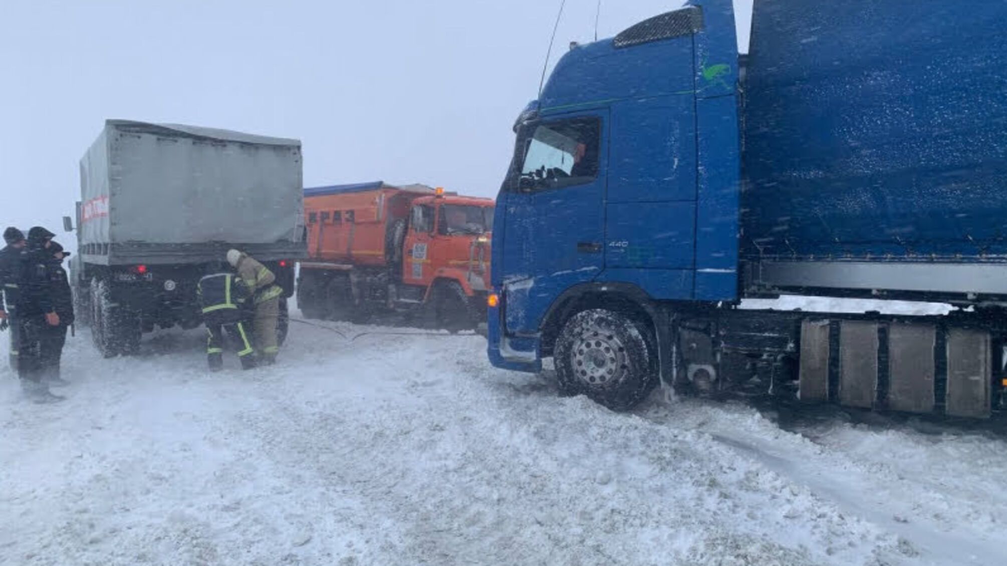 Рівненська область: за допомогою важкої інженерної техніки оперативних служб продовжується робота по розблокуванню руху на об'їзній автодорозі «Київ-Чоп»