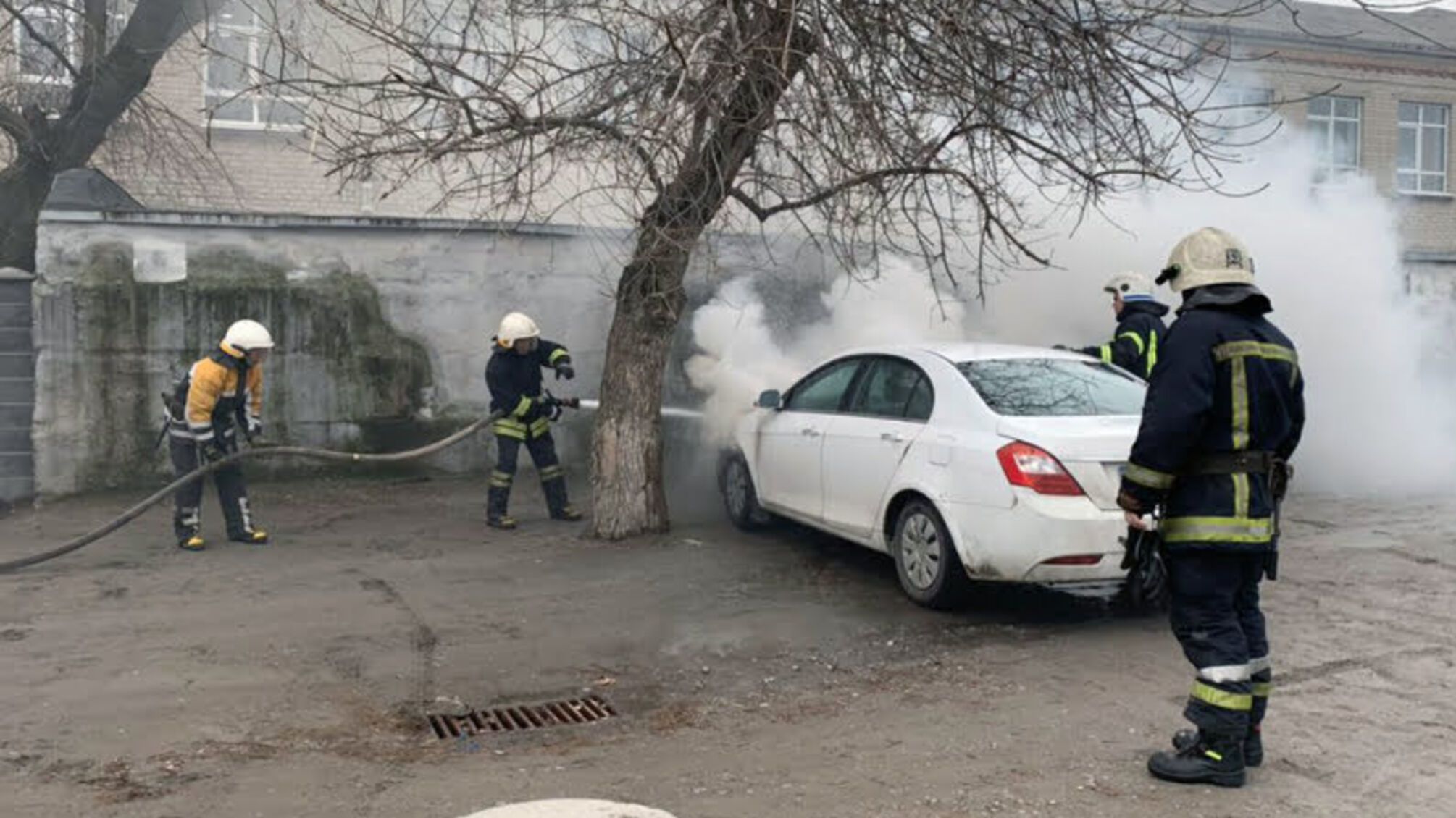 Дніпропетровська область: вогнеборці загасили палаючий автомобіль