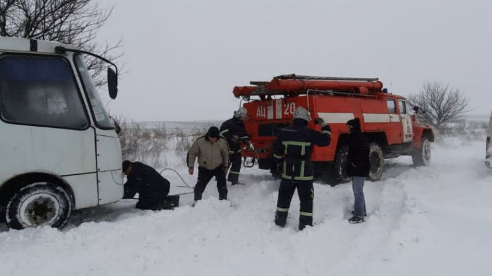 Волинські рятувальники вивільнили зі снігового замету дві транспортні одинці, зокрема і рейсовий автобус з 10 пасажирами