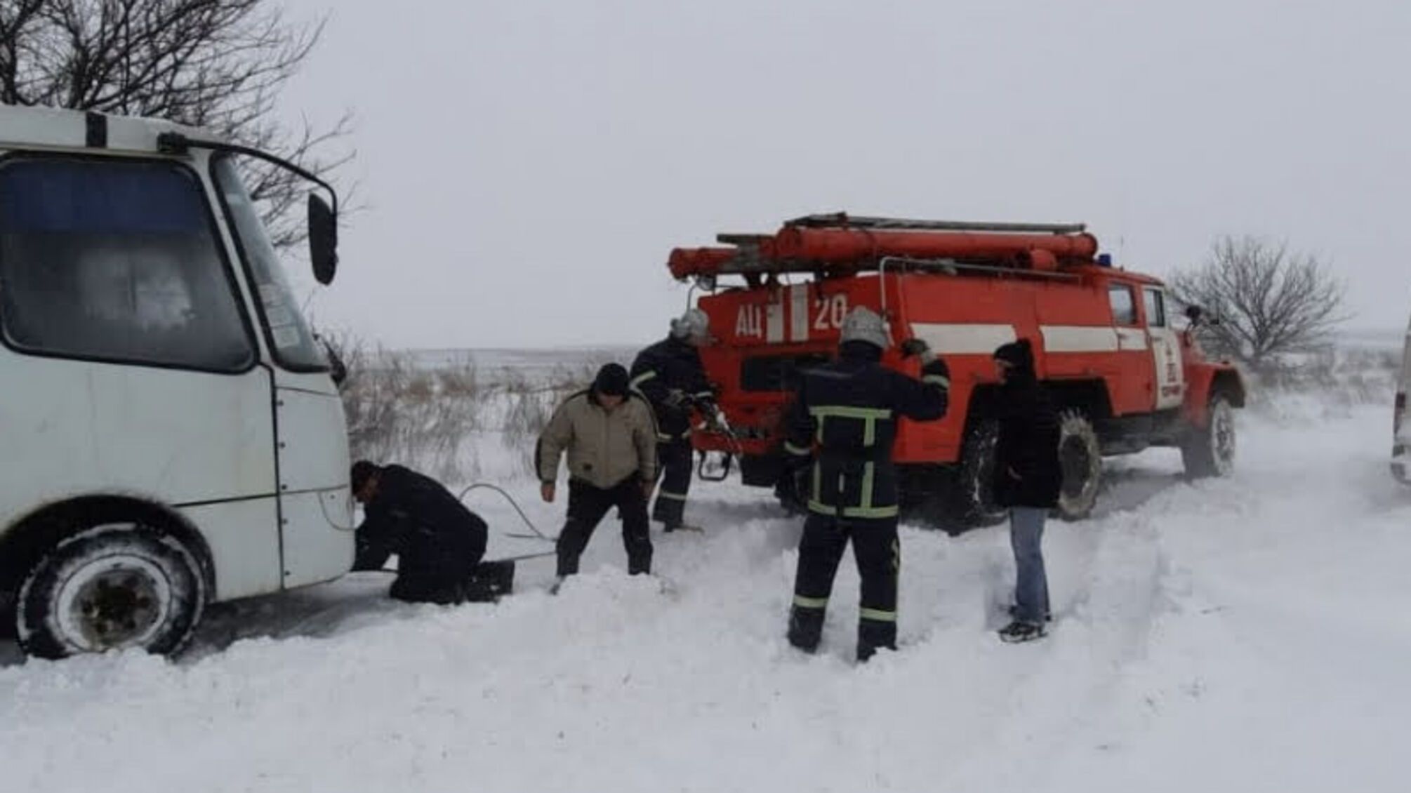 Волинські рятувальники вивільнили зі снігового замету дві транспортні одинці, зокрема і рейсовий автобус з 10 пасажирами