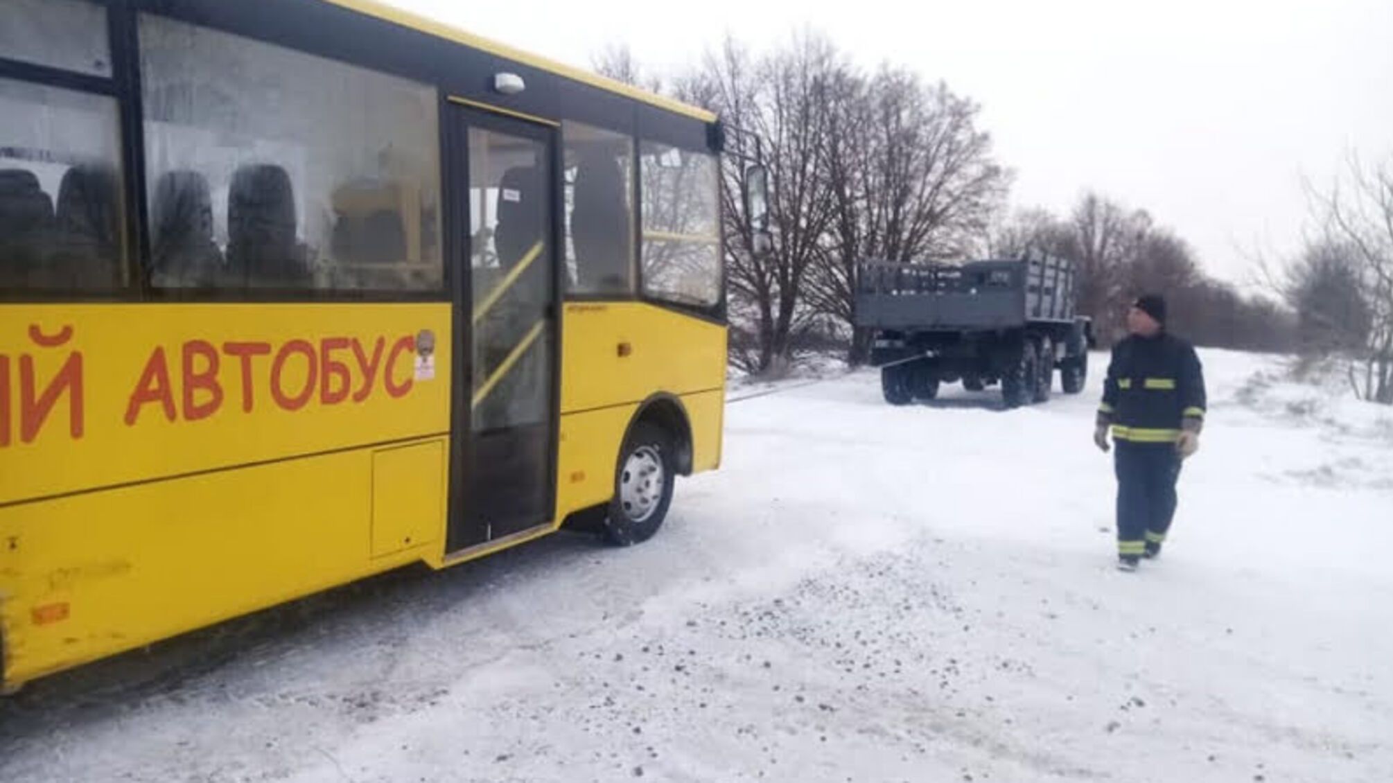 Рівненська область: Млинівські та Корецькі рятувальники надавали допомогу по буксируванню шкільних автобусів зі снігових заметів де перебували діти