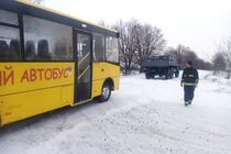 Рівненська область: Млинівські та Корецькі рятувальники надавали допомогу по буксируванню шкільних автобусів зі снігових заметів де перебували діти