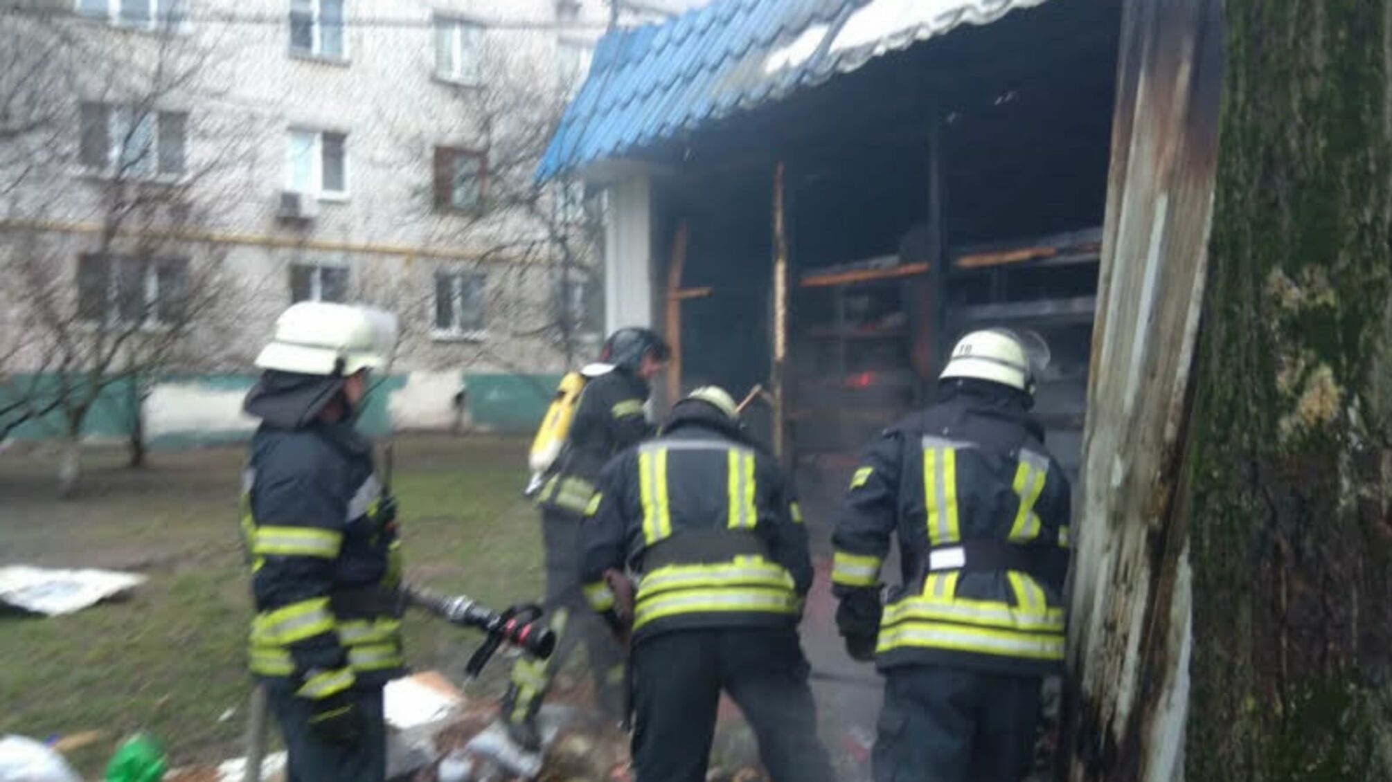 м. Київ: вогнеборці ліквідували пожежу в металевому кіоску