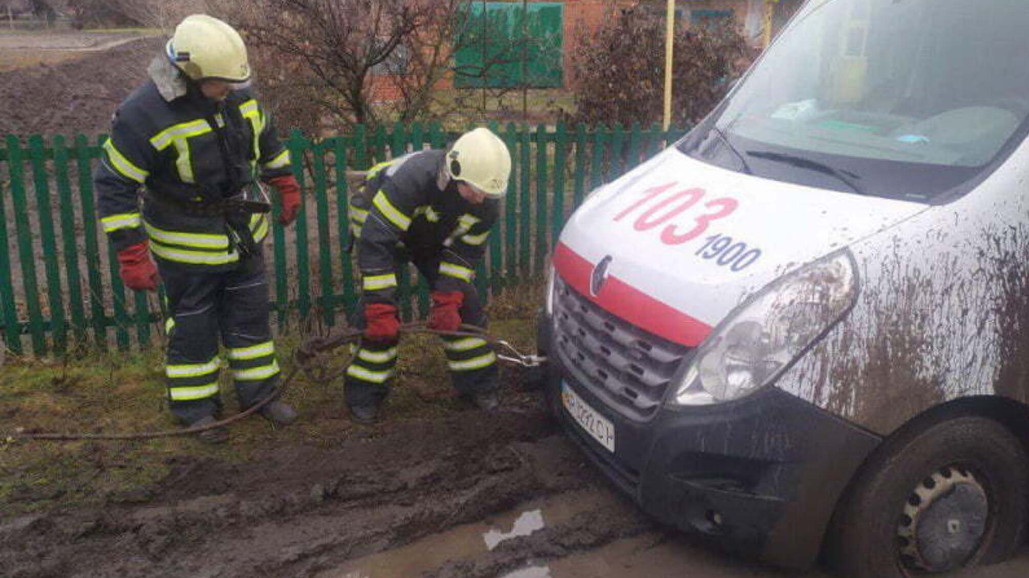 Запорізька область: бійці ДСНС вивільнили автомобіль швидкої допомоги
