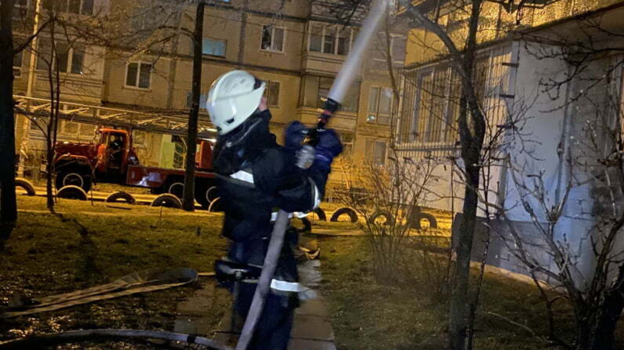 Столичні рятувальники ліквідували пожежу в багатоповерхівці