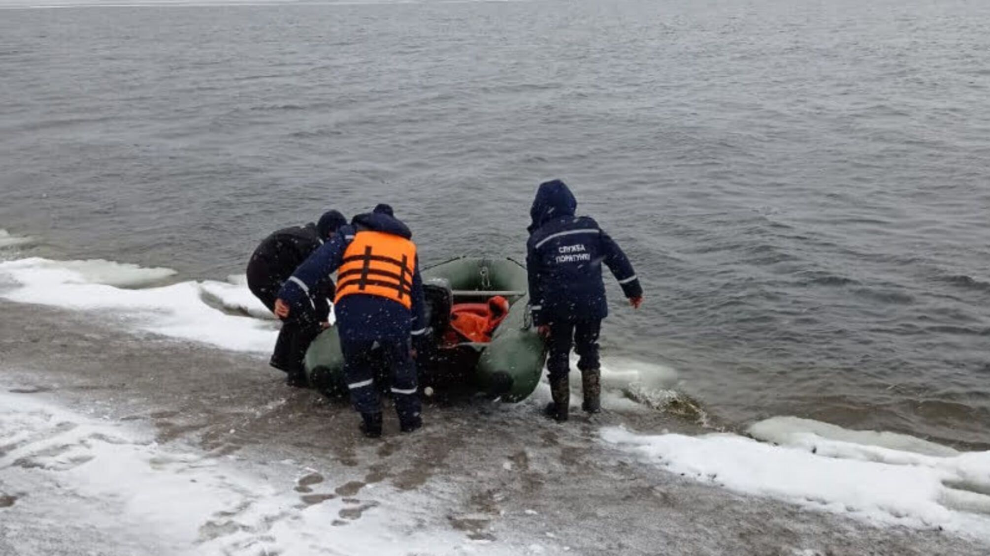 На Кіровоградщині рятувальники врятували чоловіка, що дрейфував на крижині в акваторії Кременчуцького водосховища