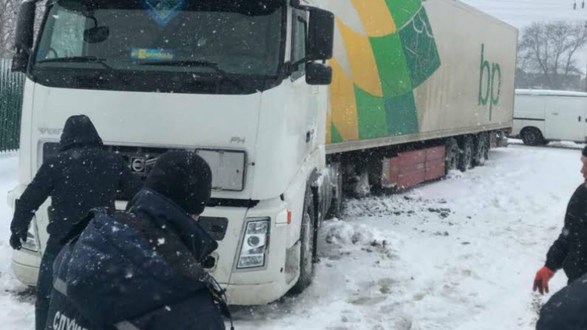 Рятувальники Одещини надають допомогу водіям, які стали заручниками негоди