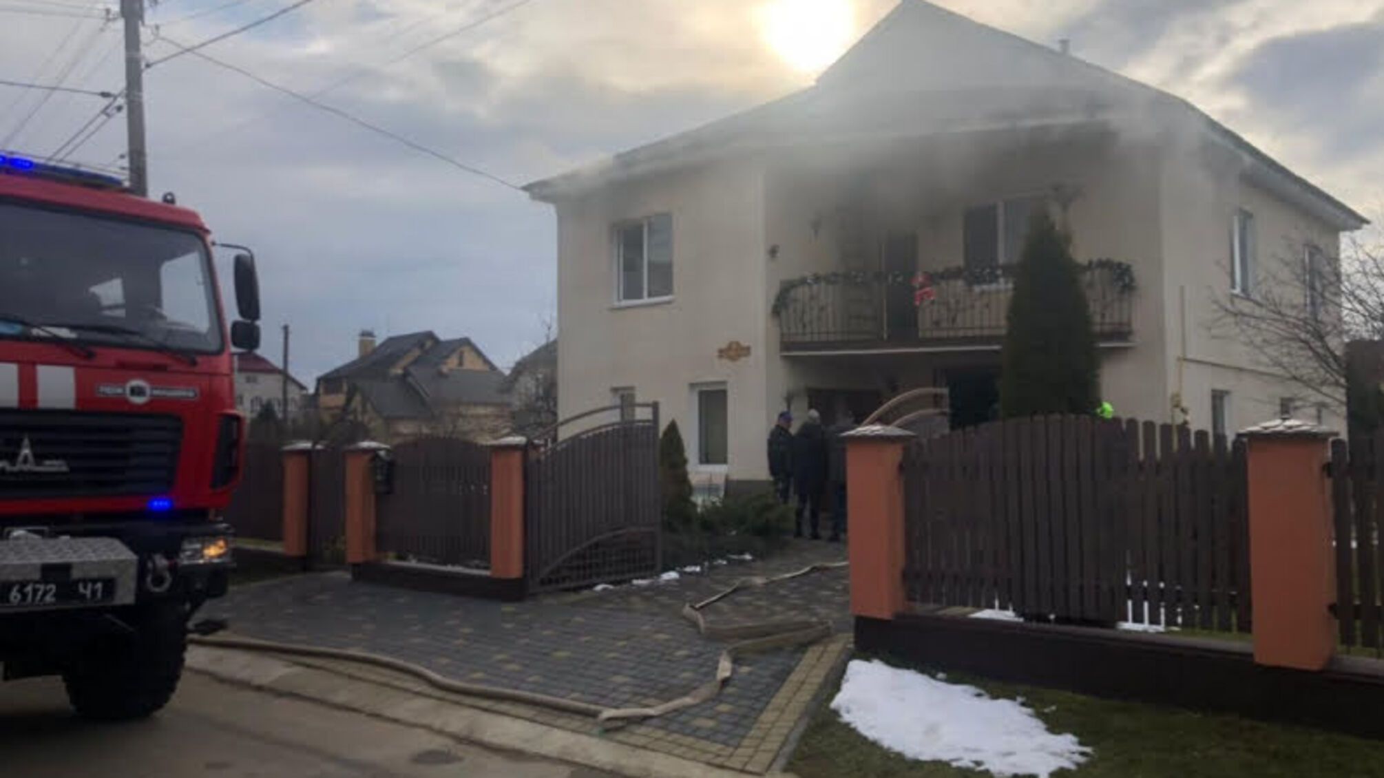 Івано-Франківська область: вогнеборці в місті Калуш врятували житловий будинок і легковий автомобіль, приборкавши пожежу