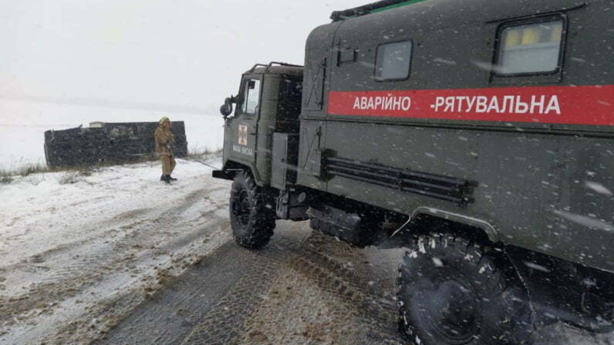 Рятувальники Кіровоградщини надають допомогу водіям транспортних засобів на автошляхах області