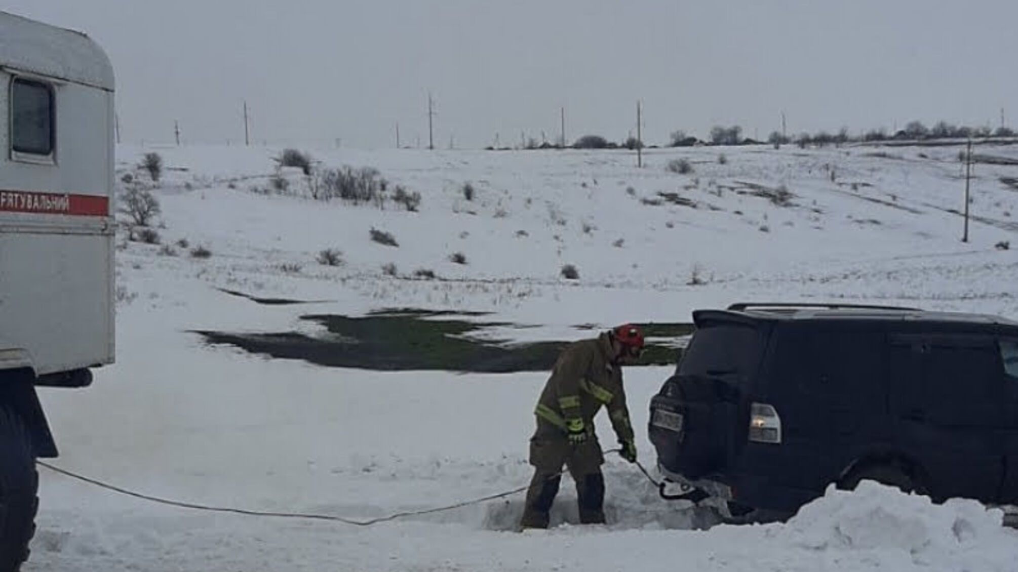 Рятувальники витягли легковий автомобіль на проїжджу частину дороги