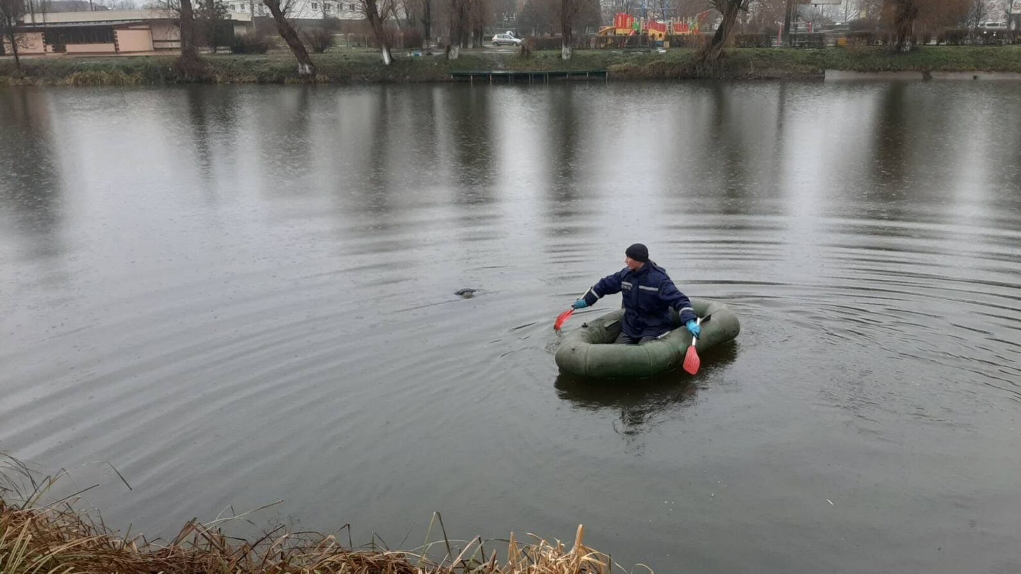 Київська область: рятувальники дістали тіло з водойми