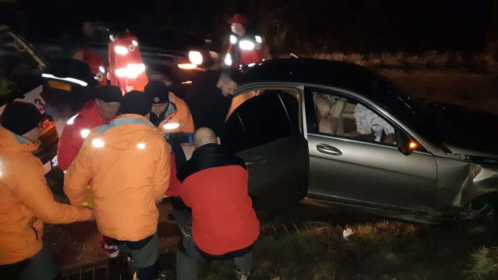 Львівська область: рятувальники вивільнили з автівки травмованих