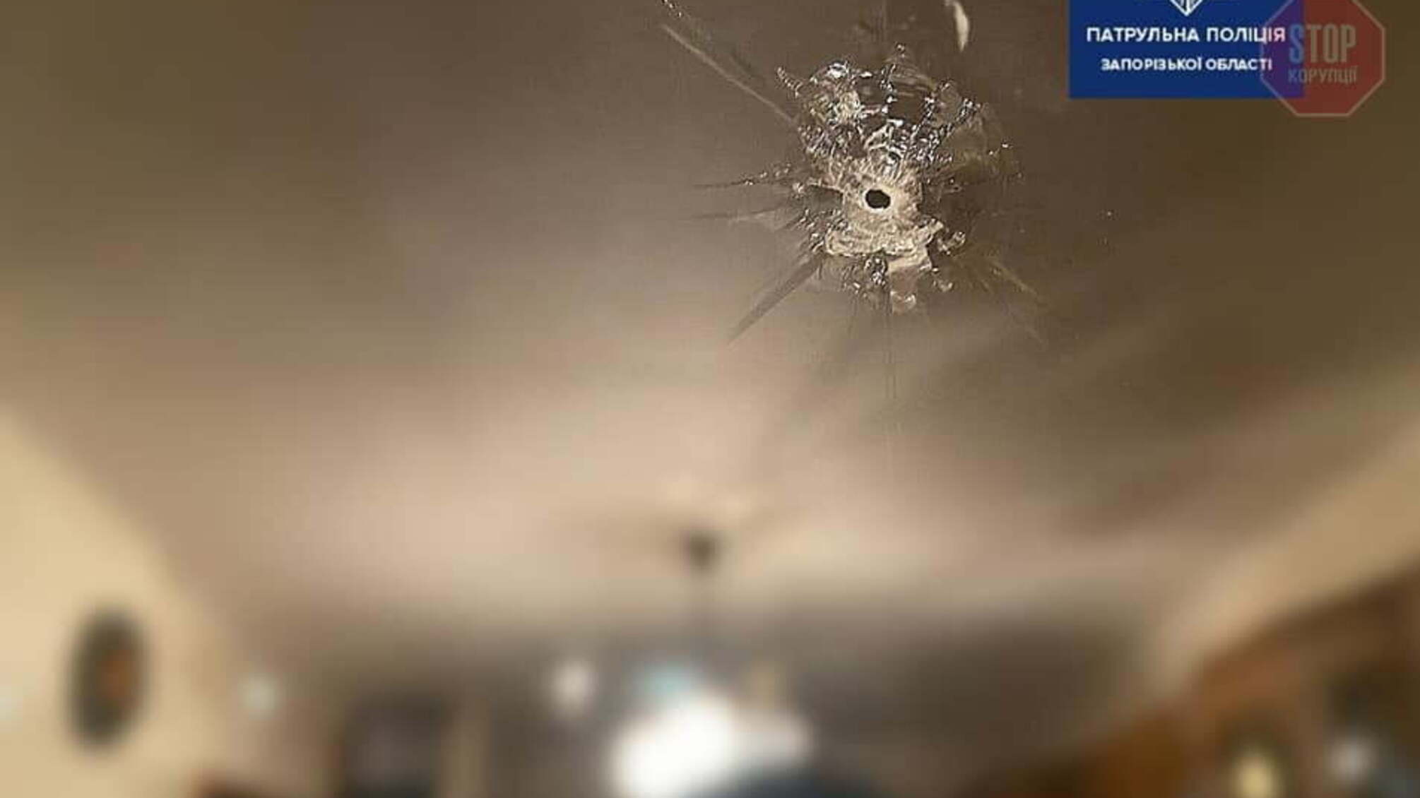 Вирішив розважитися: у Запоріжжі затримали п’яного чоловіка, який стріляв по сусідських вікнах (фото)