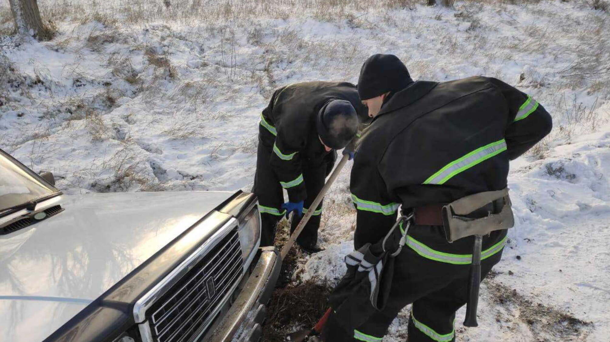 Миколаївська область: рятувальники Очаківщини надали допомогу водію, автівка якого потрапила до кювету
