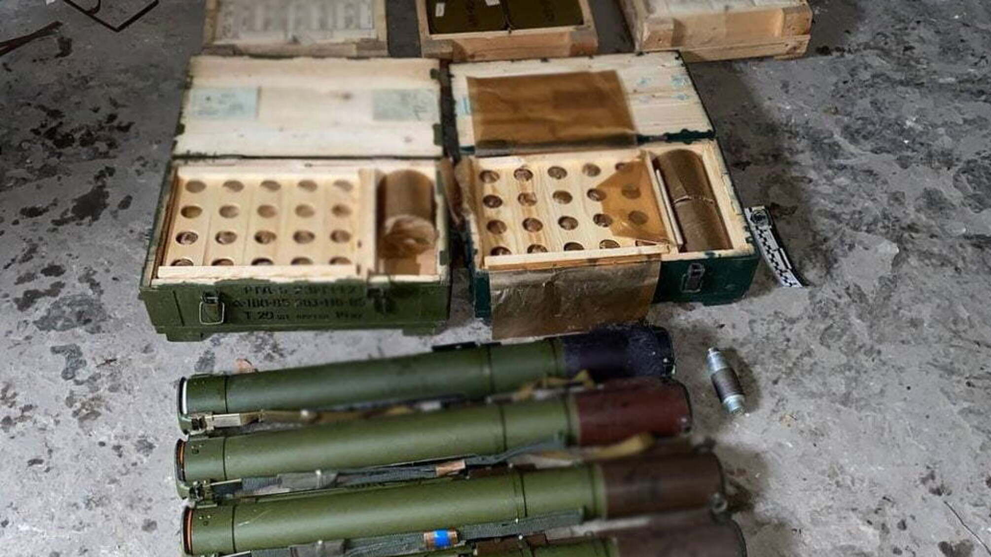 На Донеччині поліцейські вилучили схрон боєприпасів