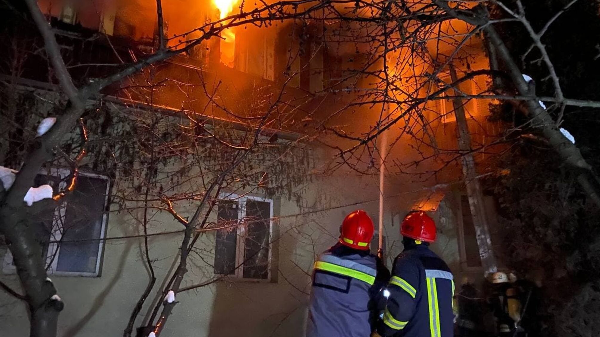 м. Київ: триває ліквідація пожежі триповерхової будівлі у Дарницькому районі