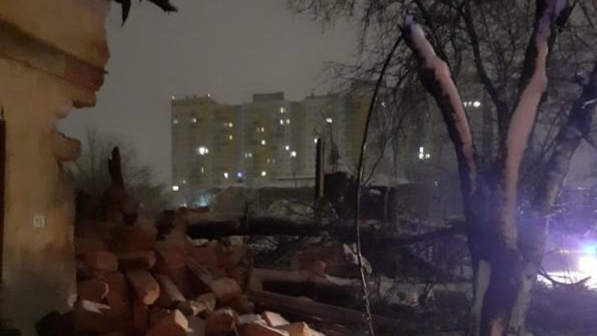 м. Одеса: рятувальники прибрали дерево, яке впало на житловий будинок