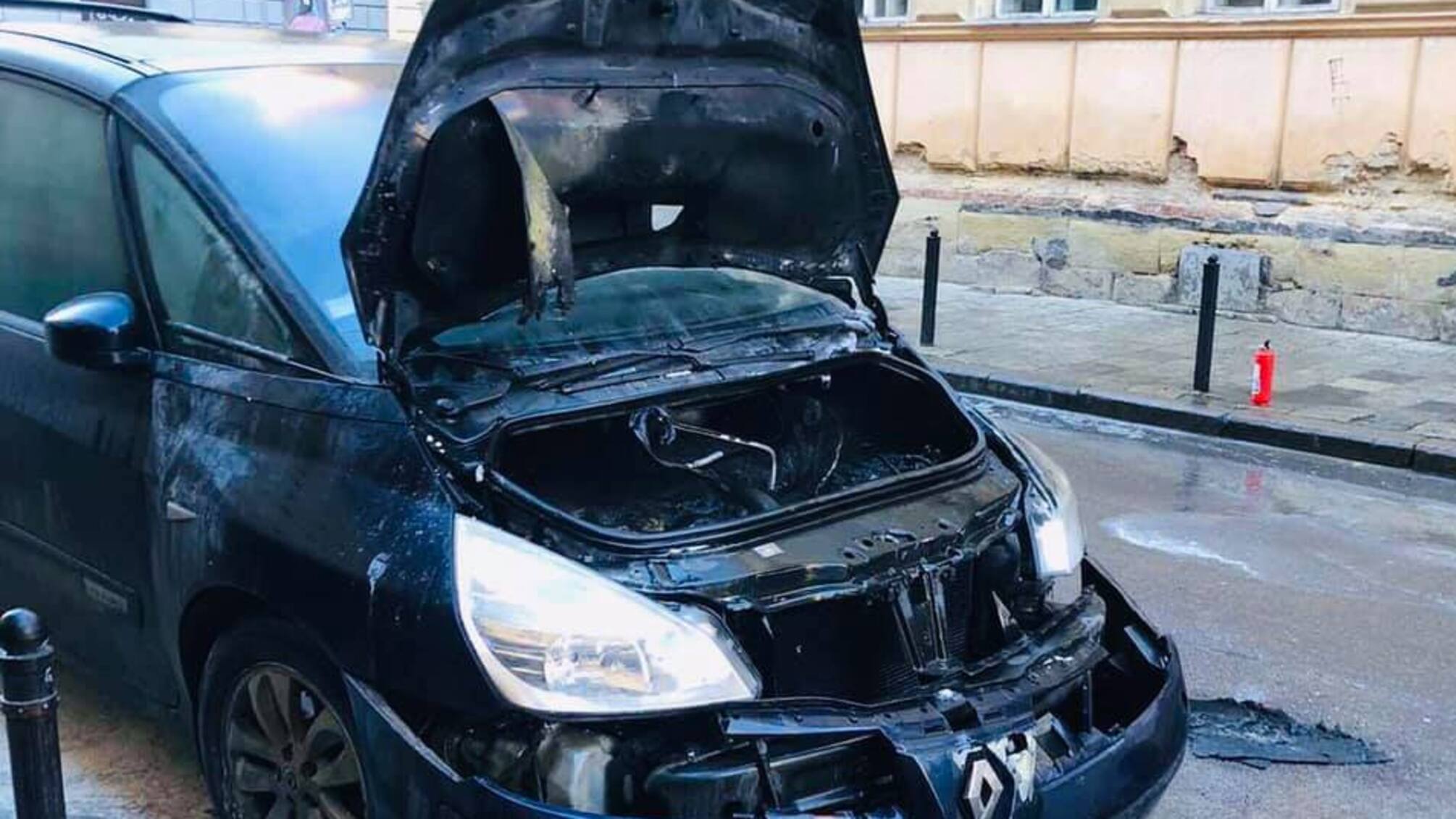 м.Львів: вогнеборці врятували від знищення вогнем 2 автомобіля
