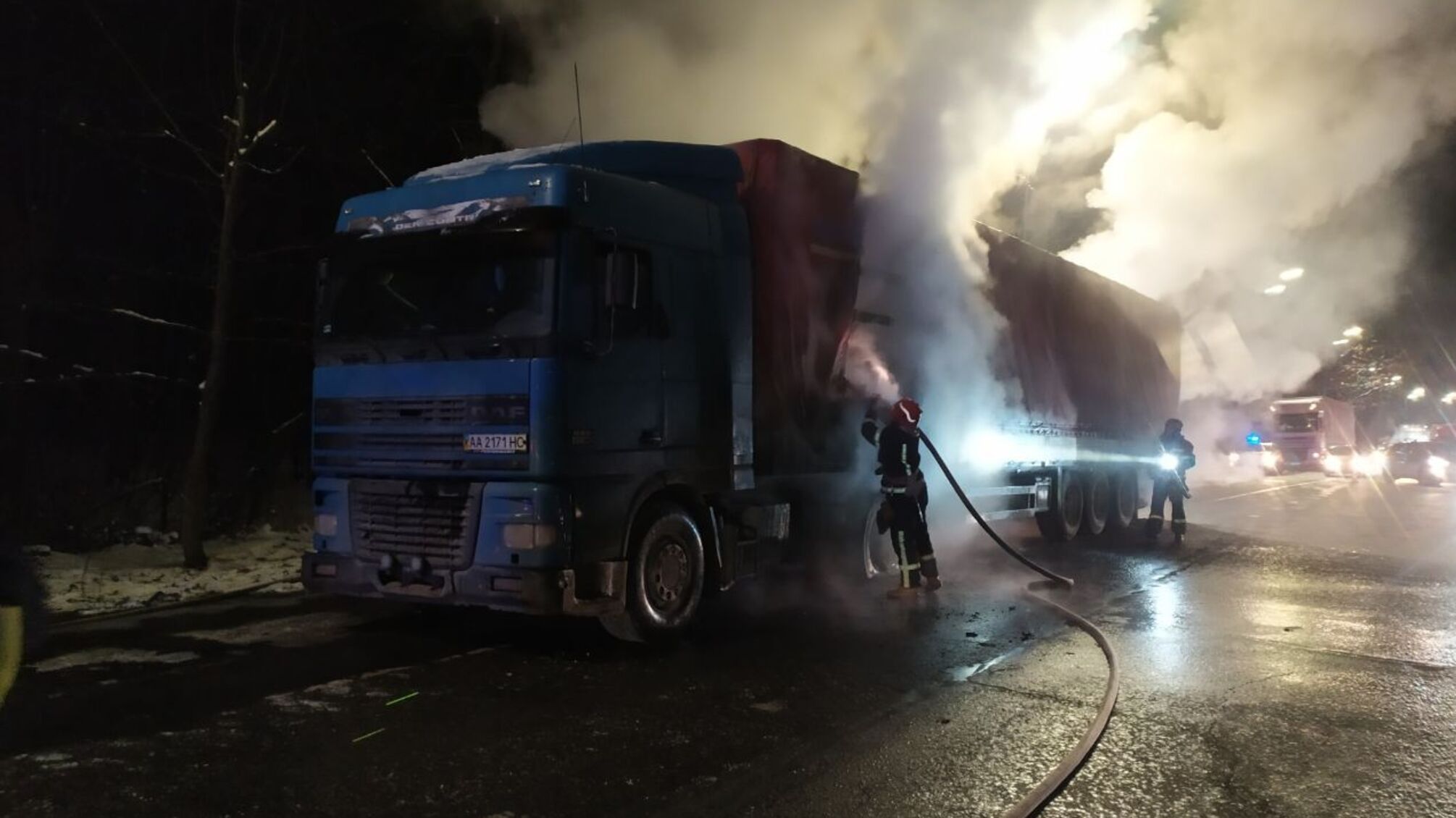 У Києві вогнеборці ліквідували пожежу в автомобілі