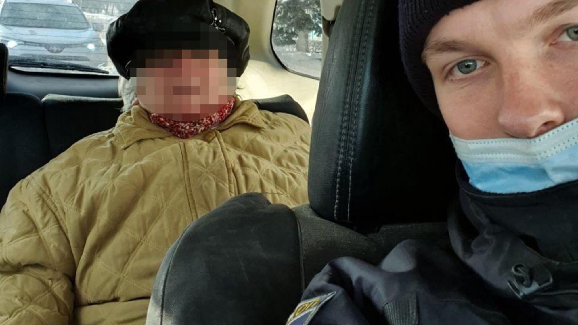 На Дніпропетровщині поліцейські повернули додому двох стареньких бабусь, які загубилися у місті