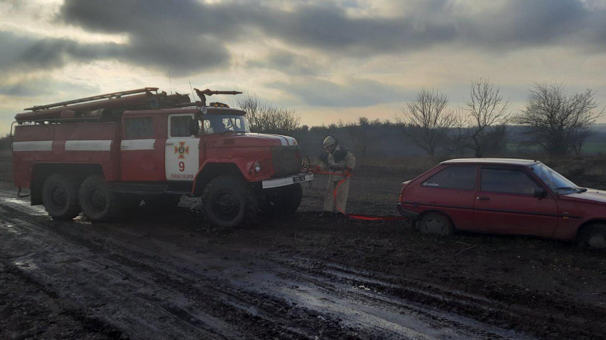Впродовж доби рятувальники Кіровоградщини допомогли подолати складні ділянки доріг водіям трьох транспортних засобів